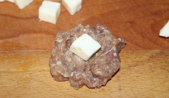 тефтели с моцареллой в томатно-овощном соусе