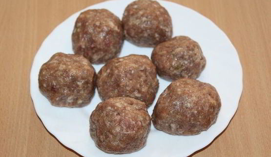 тефтели с моцареллой в томатно-овощном соусе