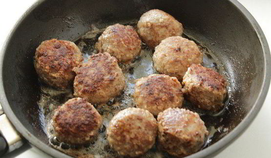 тефтели с моцареллой в томатно-овощном соусе