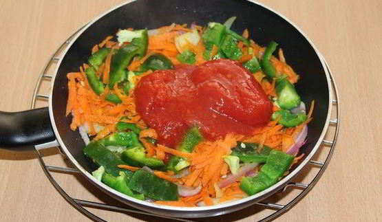 тефтели с моцареллой в томатно-овощном соусе