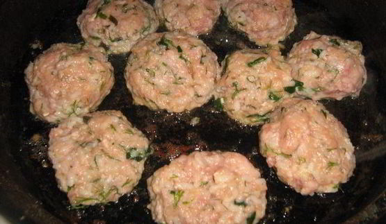 тефтели со шпинатом под йогуртно-сливочным соусом