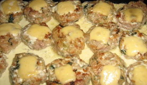 тефтели со шпинатом под йогуртно-сливочным соусом