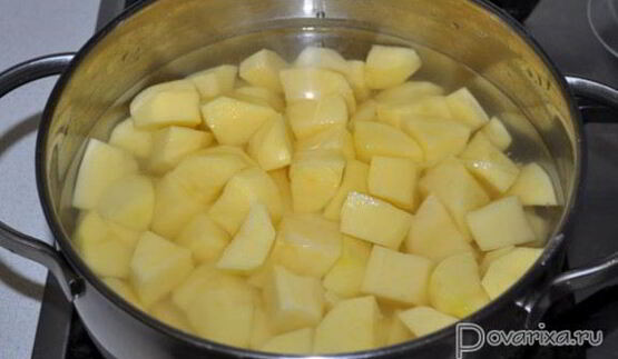 тефтели, тушенные с картофелем