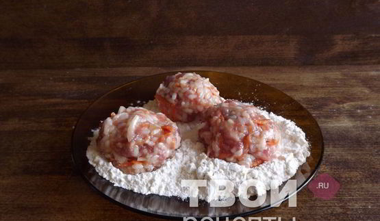 тефтели, тушенные в томатном соусе