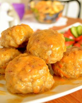 Тефтели в сметанно томатном соусе на сковороде