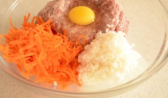 тефтели в сметанно томатном соусе на сковороде