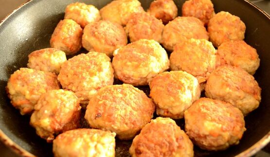 тефтели в сметанно томатном соусе на сковороде