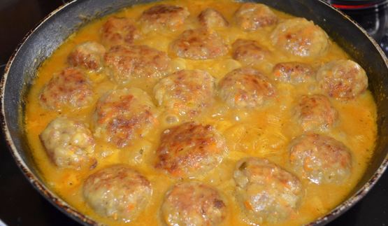 тефтели в сметанно томатном соусе на сковороде