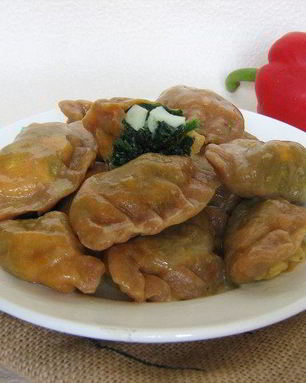 Красные вареники со шпинатом и яйцом