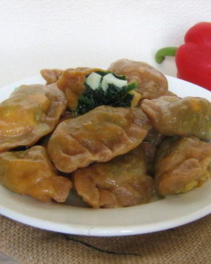 Рецепт красных вареников со шпинатом и яйцом