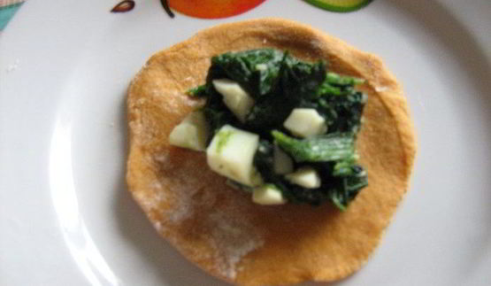 красные вареники со шпинатом и яйцом