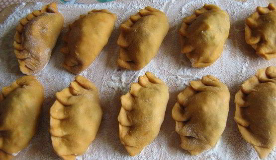 красные вареники со шпинатом и яйцом