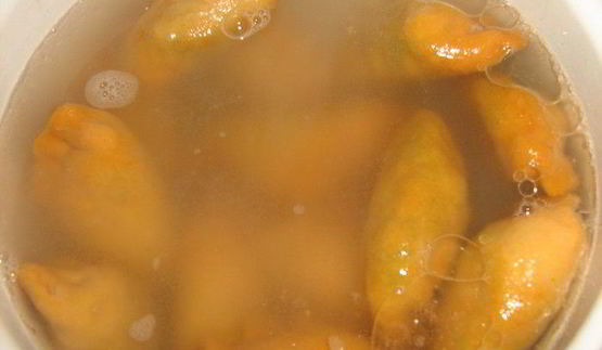 красные вареники со шпинатом и яйцом