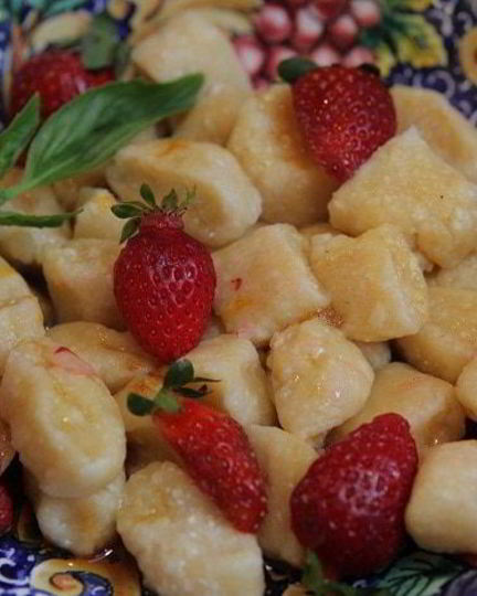 Рецепт ленивых вареников с клубникой и базиликом