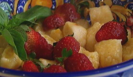 ленивые вареники с клубникой и базиликом