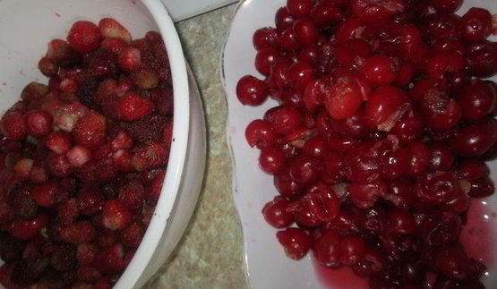 паровые вареники с вишней и клубникой