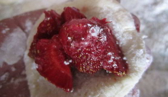 паровые вареники с вишней и клубникой