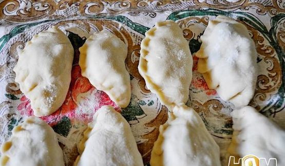 вареники с черной смородиной и яблоками