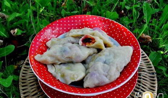 вареники с черной смородиной и яблоками