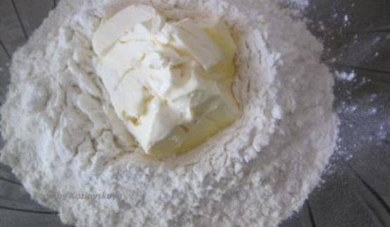 вареники с черносливом, грецкими орехами и медом