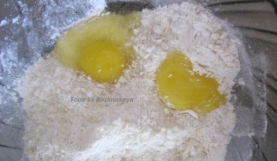 вареники с черносливом, грецкими орехами и медом