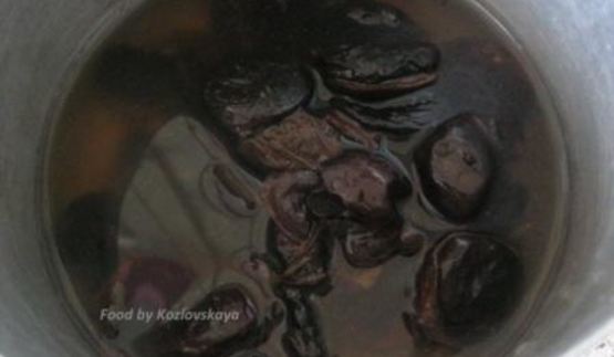 вареники с черносливом, грецкими орехами и медом