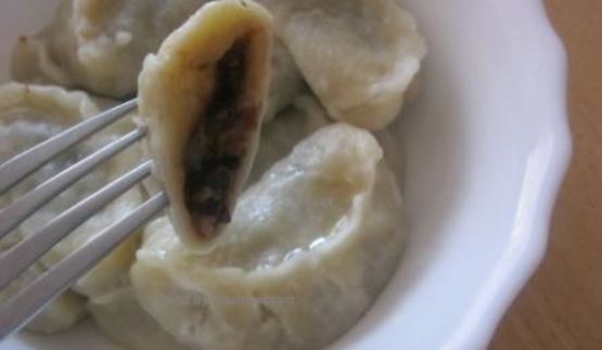 вареники с черносливом, грецкими орехами и медом