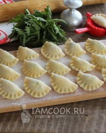 Рецепт вареников с крапивой, творогом и сыром