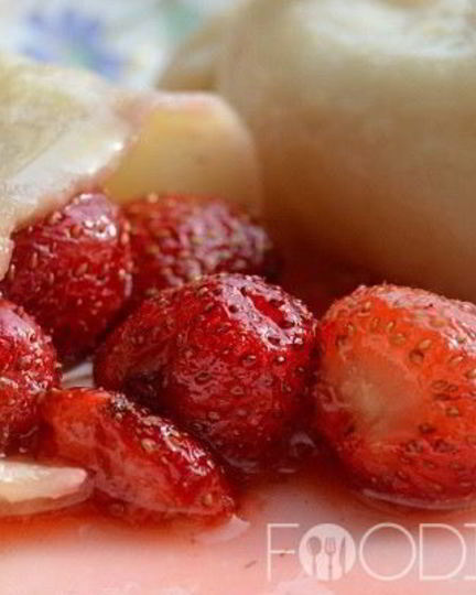 Рецепт вареников с замороженной клубникой