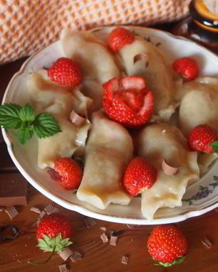 Заварные вареники с клубникой и шоколадом