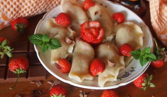 заварные вареники с клубникой и шоколадом