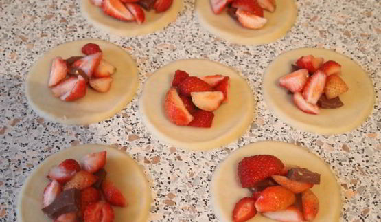 заварные вареники с клубникой и шоколадом