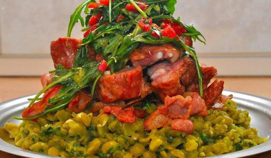 жаркое из копченой свинины с горохом