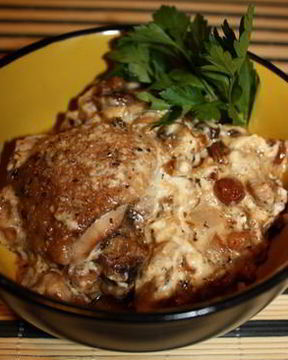 Жаркое из курицы с изюмом в горшочках