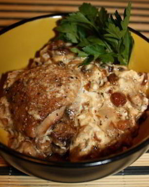 Жаркое из курицы с изюмом в горшочках