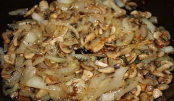 жаркое из курицы с изюмом в горшочках