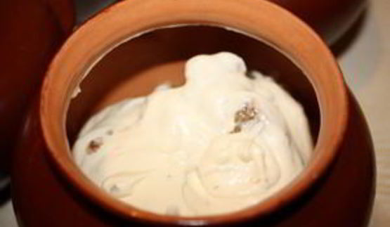 жаркое из курицы с изюмом в горшочках