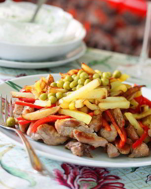 Жаркое из мяса с жареной картошкой