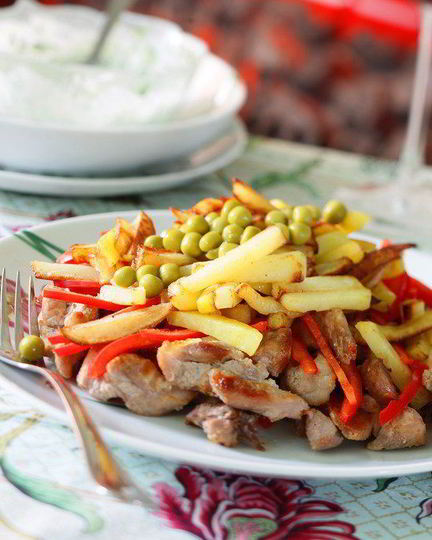 Рецепт жаркого из мяса с жареной картошкой