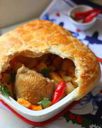 Жаркое из тыквы и курицы под нежной слоеной шапочкой