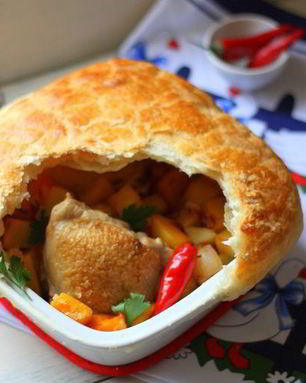 Жаркое из тыквы и курицы под нежной слоеной шапочкой