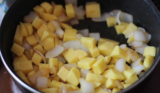 жаркое из тыквы и курицы под нежной слоеной шапочкой