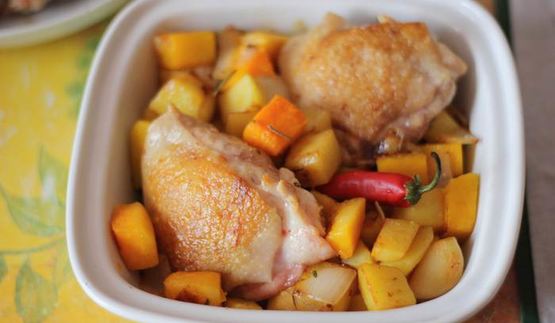 жаркое из тыквы и курицы под нежной слоеной шапочкой