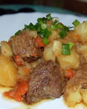 Жаркое по-домашнему с мясом и картофелем в мультиварке