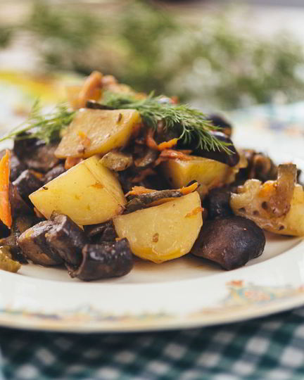 Рецепт жаркое с картошкой, грибами и маринованными огурчиками