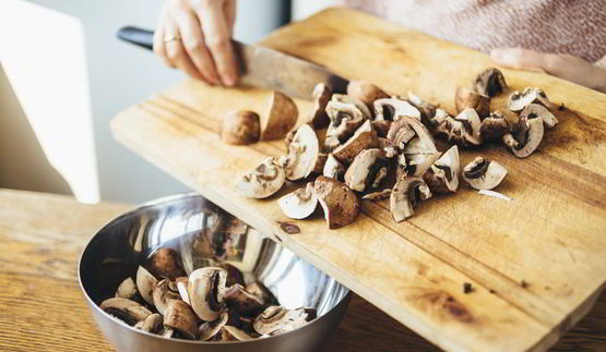 жаркое с картошкой, грибами и маринованными огурчиками