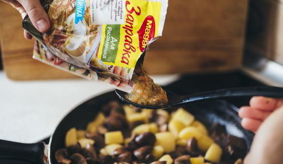 жаркое с картошкой, грибами и маринованными огурчиками