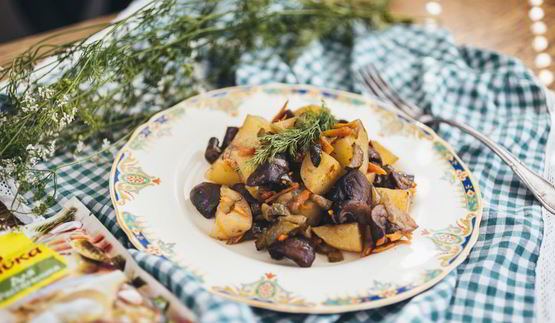 жаркое с картошкой, грибами и маринованными огурчиками