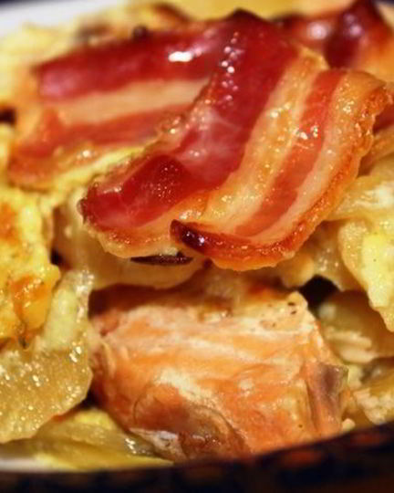 Рецепт жаркого с семгой и беконом в горшочке