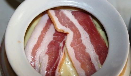 жаркое с семгой и беконом в горшочке